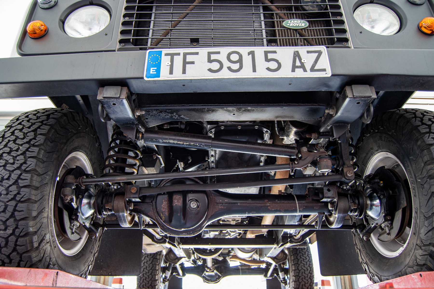 Dry, rust-free underside and front axle of a Land Rover Defender 90 300Tdi on the lift